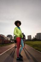 porträtt av sportig ung afrikansk amerikansk kvinna som kör utomhus foto