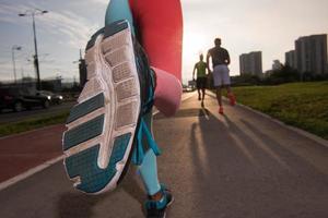 multietnisk grupp människor på jogging foto