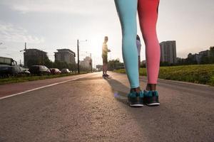 multietnisk grupp människor på jogging foto