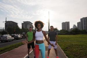 multietnisk grupp människor på jogging foto