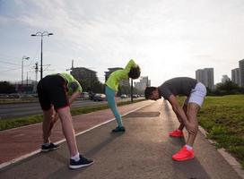 multietnisk grupp människor på jogging foto