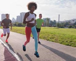 multietnisk grupp människor på jogging foto