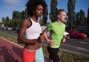 multietnisk grupp människor på jogging foto