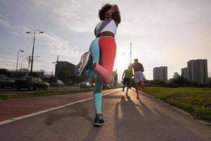 multietnisk grupp människor på jogging foto