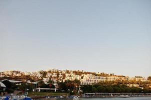 marina bay med stugor byggnader i solig dag på medelhavshotell sommarresort i Turkiet, bodrum. foto