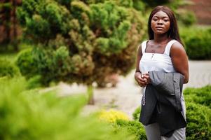 afrikansk amerikansk kvinna utomhus med radband till hands. koncept för tro, andlighet och religion. foto
