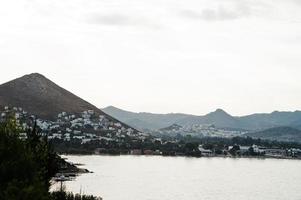 naturskönt landskap med berg och hus. exotiska landskap. populärt landmärke, berömt resmål i Bodrum, Turkiet. foto