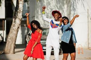 grupp av tre snygga trendiga afro frankrike vänner poserade på höstdagen. svart afrikansk man modell med två mörkhyade kvinnor. foto