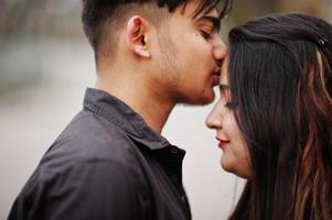 kärlekshistoria av indiska par poserade utomhus kyssas. foto
