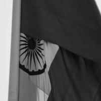Indien flagga vajar på connaught plats med stolthet över blå himmel, Indien flagga vajar, indiska flaggan på självständighetsdagen och republikens dag i Indien, viftande indiska flaggan, flaggor i Indien - svart och vitt foto