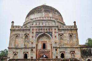 mughal arkitektur inuti lodhi trädgårdar, delhi, Indien, vacker arkitektur inuti den trekupolformade moskén i lodhi trädgård sägs vara fredagsmoskén för fredagsbönen, lodhi trädgårdsgrav foto