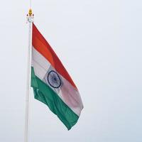 Indien flagga vajar högt på connaught plats med stolthet över blå himmel, Indien flagga vajar, indiska flaggan på självständighetsdagen och republikens dag i Indien, tilt up shot, viftande indiska flaggan, har ghar tiranga foto