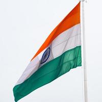 Indien flagga vajar högt på connaught plats med stolthet över blå himmel, Indien flagga vajar, indiska flaggan på självständighetsdagen och republikens dag i Indien, tilt up shot, viftande indiska flaggan, har ghar tiranga foto