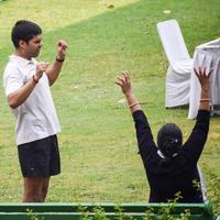 New Delhi, Indien, 18 juni 2022 - gruppyoga träningsklass surya namaskar för människor i olika åldrar i lodhi garden, internationella yogadagen, stor grupp vuxna som deltar i en yogaklass i parken foto