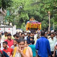 New Delhi, Indien 1 juli 2022 - en enorm samling av anhängare från olika delar av Delhi i samband med Ratha Yatra eller Rathyatra. rath för lord jagannath dras av människor, jagannath rath yatra foto