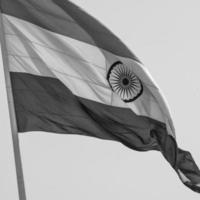 Indien flagga vajar på connaught plats med stolthet över blå himmel, Indien flagga vajar, indiska flaggan på självständighetsdagen och republikens dag i Indien, viftande indiska flaggan, flaggor i Indien - svart och vitt foto