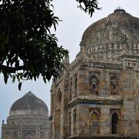 mughal arkitektur inuti lodhi trädgårdar, delhi, Indien, vacker arkitektur inuti den trekupolformade moskén i lodhi trädgård sägs vara fredagsmoskén för fredagsbönen, lodhi trädgårdsgrav foto