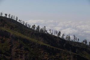 utsikt från den tropiska skogen med stigen till vulkanen kawah ijen, östra java, indoneisa foto