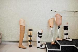 sex benproteser på protesmottagning. foto