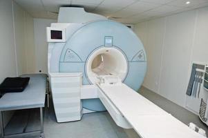 magnetisk resonanstomografi eller MRI-maskin på sjukhus. foto