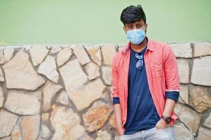 coronavirus covid-19 koncept. sydasiatisk indisk man bär mask för att skydda mot corona-virus. foto