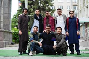 grupp av pakistanska man som bär traditionella kläder salwar kameez eller kurta. foto