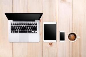laptop surfplatta smartphone och kaffe på träbordsbakgrund med textutrymme och kopieringsutrymme foto