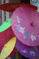 några hängande parasoll foto