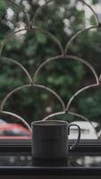 kaffemugg mot oskärpa bakgrund foto