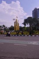 Surabaya, Indonesien, 2022 - Monumen Bambu som löper den spetsiga bambumonumentet ligger i korsningen av Surabaya City Highway. foto