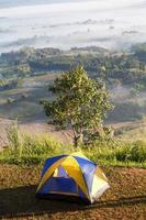 kupoltält camping vid khao takhian ngo utsiktspunkt vid khao-kho phetchabun, thailand foto