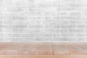 brun trä bordsskiva på vit betongvägg bakgrund - kan användas för montage eller visa dina produkter foto