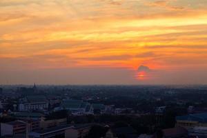 solnedgång vid staden phitsanulok, thailand foto