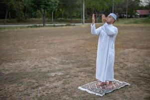 asiatisk islam man bön, ung muslim ber, ramadan festival koncept foto