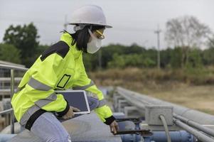 miljöingenjörer arbetar på avloppsreningsverk, vattenförsörjningsteknik arbetar på vattenåtervinningsanläggning för återanvändning foto