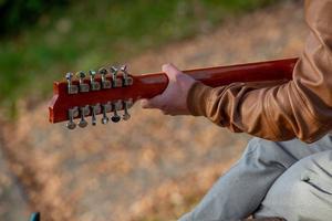 hand som spelar gitarr foto