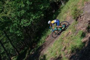 Italien 2022 cyklister som reser på utmanande stigar på mountainbikes foto