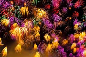 färgglada nyårsfyrverkerier lyser upp natthimlen foto