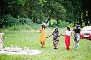 grupp afroamerikanska flickor som firar födelsedagsfest utomhus med inredning. foto