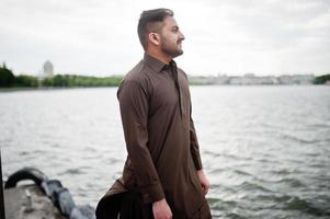 pakistanska pathan man bär traditionella kläder. foto