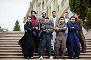 grupp av pakistanska man som bär traditionella kläder salwar kameez eller kurta. foto