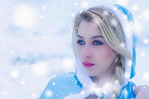 vacker kvinna i jacka under vinterns snöfall foto