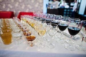 olika alkoholdrycker i glas på bordet i restaurang eller bar. foto