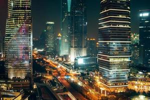 trafikljus, skyskrapor i shanghai centrum på natten