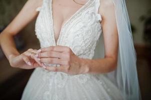 bruden bär ring. bröllop detaljer stil. foto
