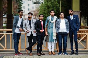grupp om sex sydasiatiska indiska män i traditionella, vardags- och affärskläder. foto