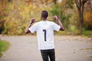 afrikansk man i vit fotboll sport t-shirt i ghana afrika land med 7 nummer. foto