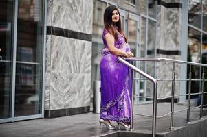 indisk hinduisk flicka på traditionella violetta saree poserade på gatan. foto