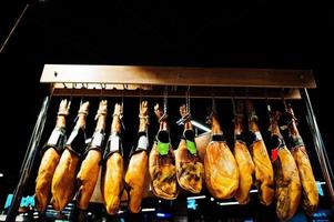 traditionell spansk jamonskinka till salu i snabbköpet. foto