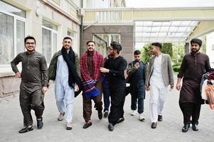 grupp av pakistanska man som bär traditionella kläder salwar kameez eller kurta. foto